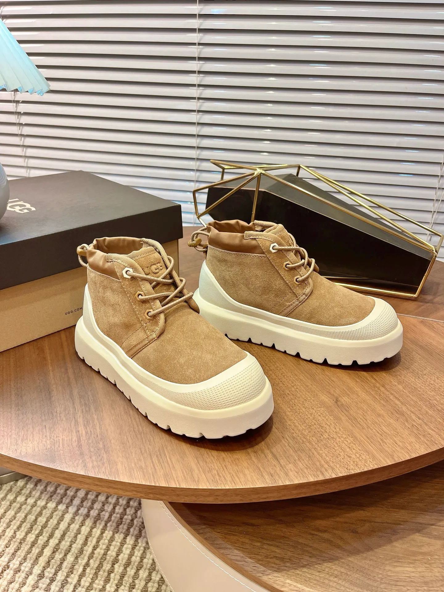 【UGG】 P: 560💰 Couple shoes Size: Women’s size 35-40 / Men’s size 40-44 UGG Tasman Weather Hybrid slip-on snow boots👢 Wang Yibo's same style 👏 adds a large orange sole to the classic Tasman shoe style, functional color contrast design, environmentally friendly waterproof and snowproof material, which has both fashionable and functional attributes. At the same time, it is paired with the new UGG furry shoes Keen's furry color-blocking jacket. Bright orange and maroon collide to create a new light outdoor style and open up a new travel experience in early autumn! Using the best materials, the 17mm fur integrated surface is warmer and breathable, and the outsole is upgraded to a lightweight and wear-resistant light wing technology outsole!